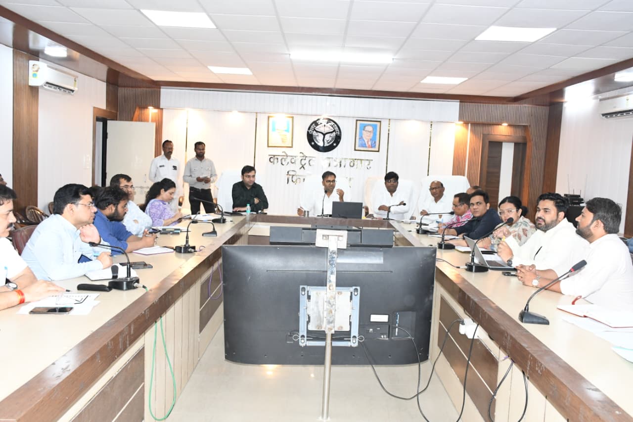 गैस खत्म की खबरों के चलते डीएम ने एजेंसी मालिकों के साथ की बैठक 