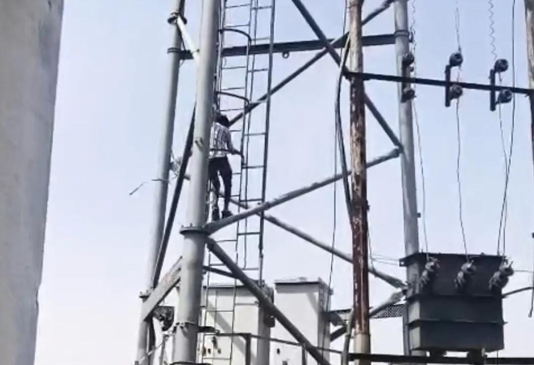 प्रेमिका से शादी न होने से नाराज युवक चढ़ा टावर पर, वीडियो वायरल