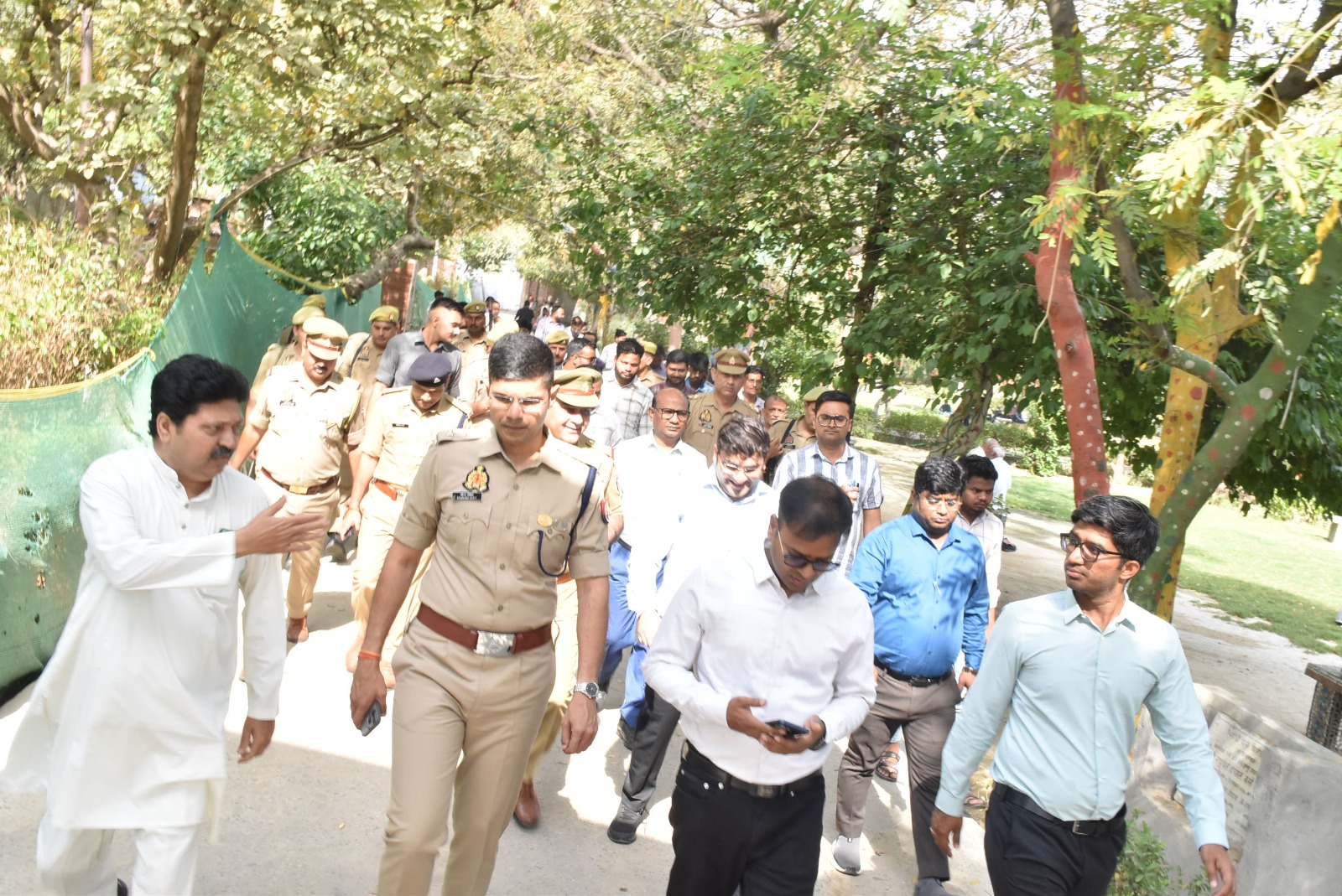 ईद-उल-फितर को लेकर डीएम व एसएसपी ने किया ईदगाहों का निरीक्षण