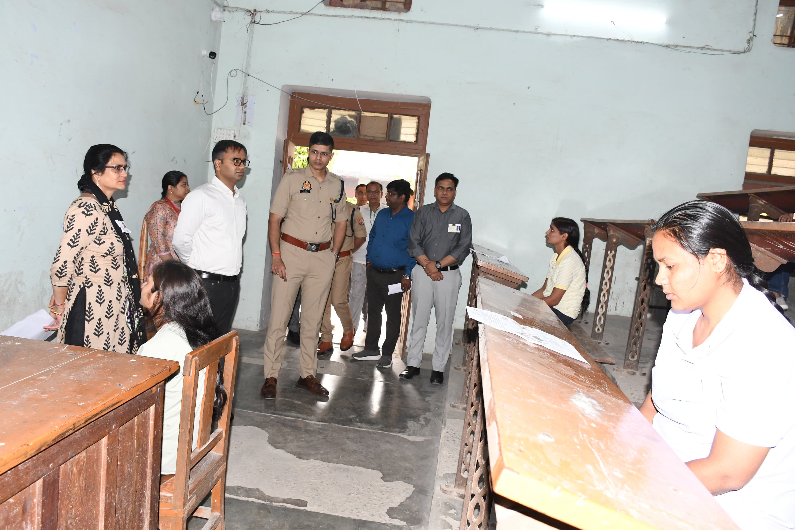 डीएम व एसएसपी ने किया उप निरीक्षक भर्ती परीक्षा केंद्रों का औचक निरीक्षण, दिए कड़े निर्देश