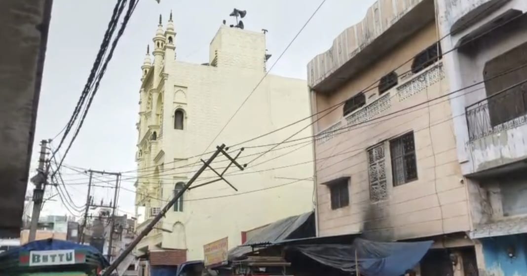 तेज हवा के चलते बिजली का खंभा गिरा, टला बड़ा हादसा