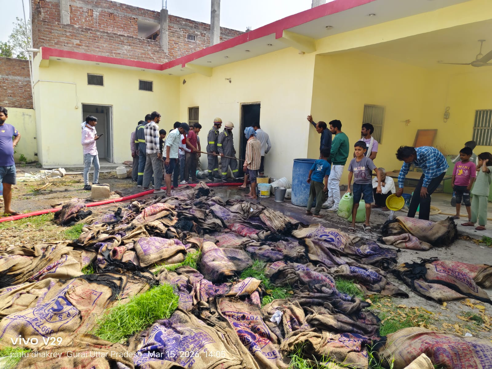 शार्ट सर्किट से लगी आग, हॉल में रखी आलू की खाली बोरियां जलकर राख