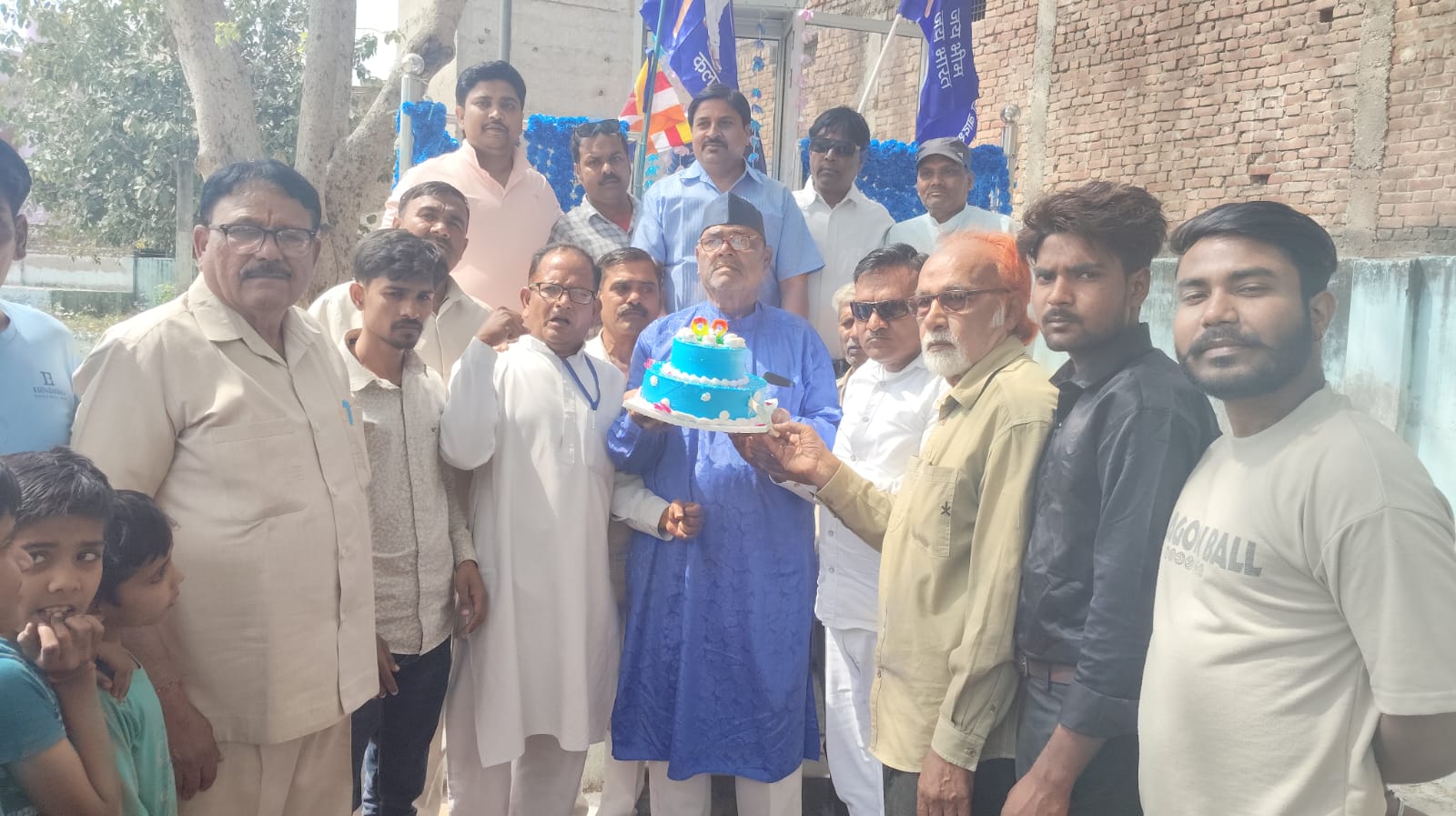 बसपाइयों ने केक काटकर मनाया कांशीराम साहब का जन्मदिन