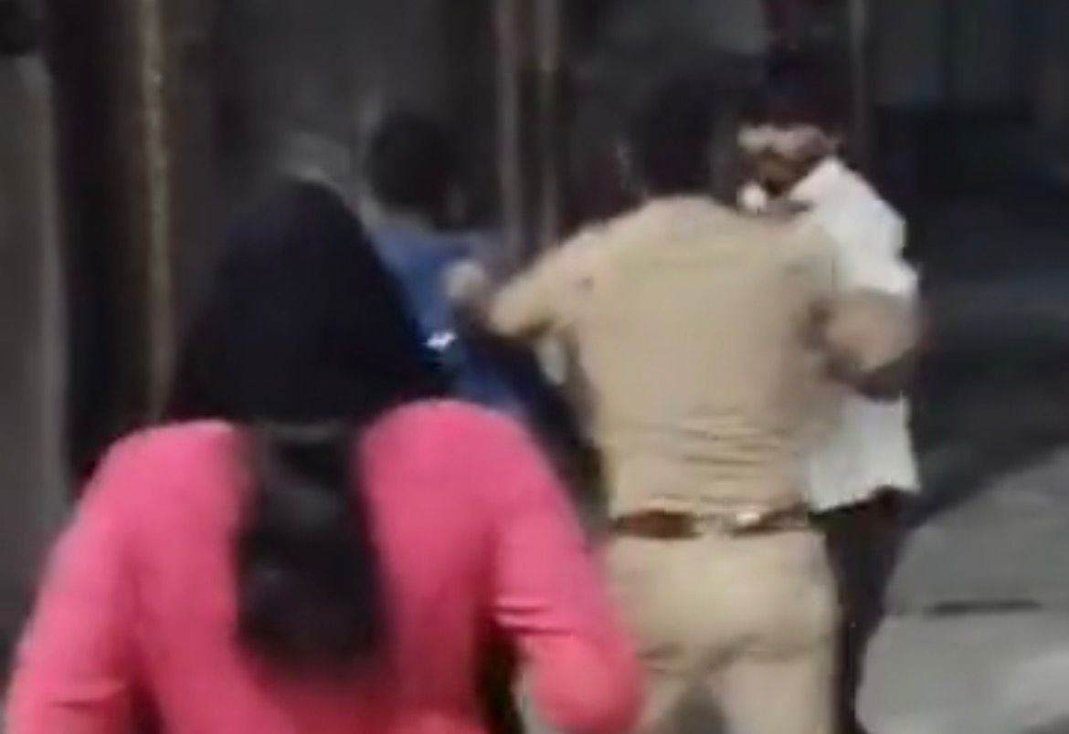 गाड़ी खड़ी करने को लेकर विवाद, पुलिस की कार्रवाई का वीडियो वायरल