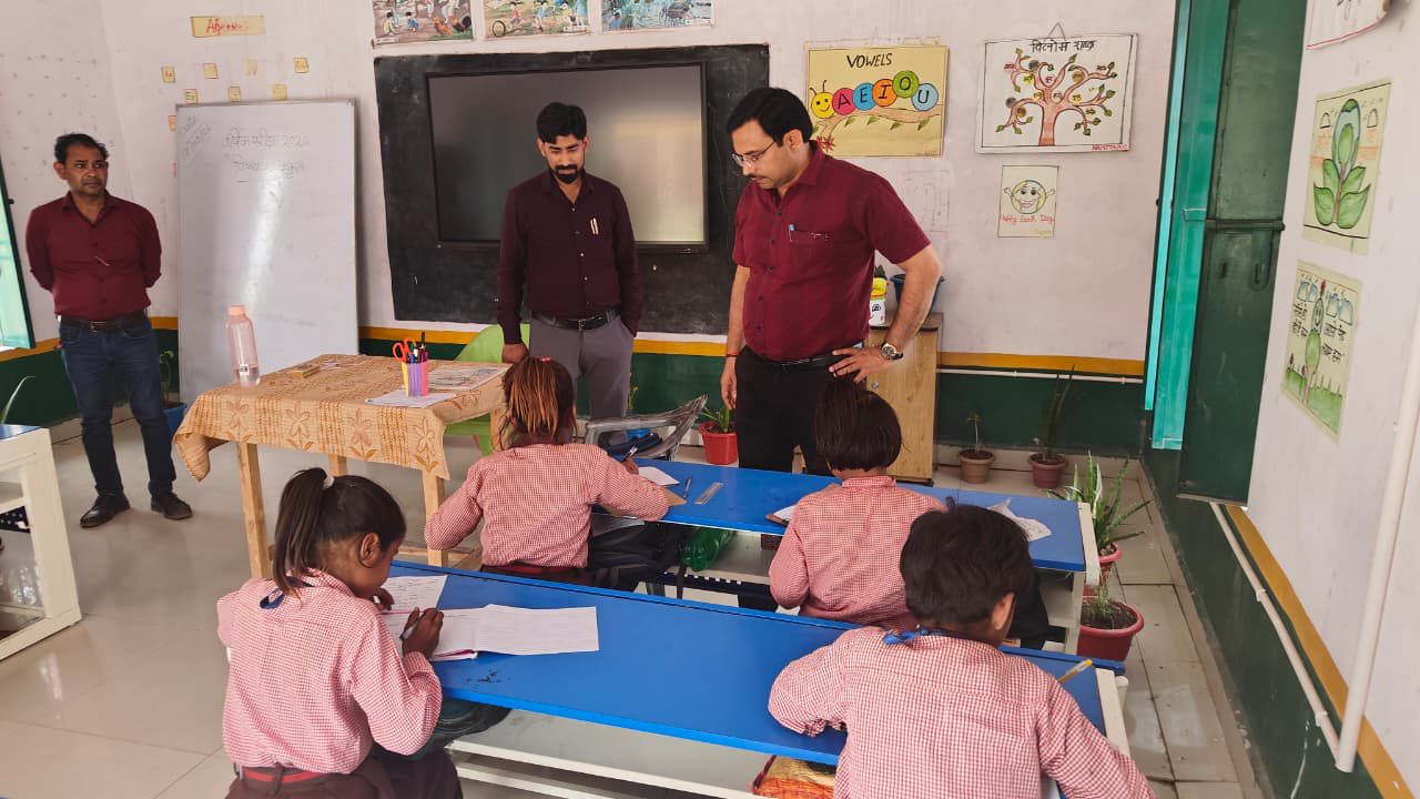 बीएसए ने खैरगढ़ व शिकोहाबाद के विद्यालयों का किया निरीक्षण
