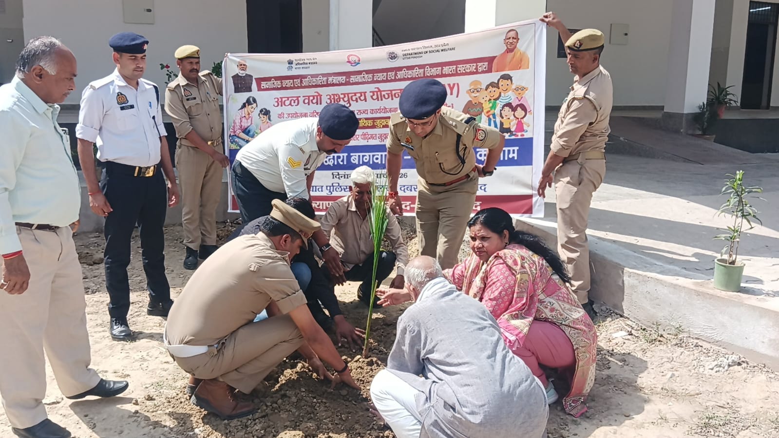 एक पेड़ मां के नाम लगाकर दिया पर्यावरण संरक्षण का संदेश 