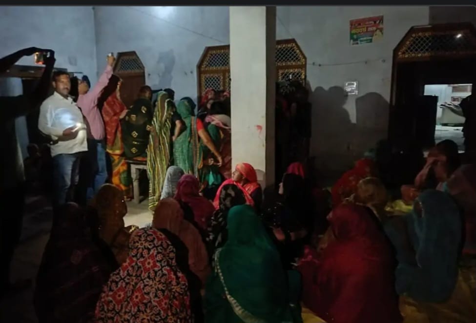 हाईटेंशन लाइन से कंटेनर में दौड़ा करंट किशोर की मौत, रोड जाम 