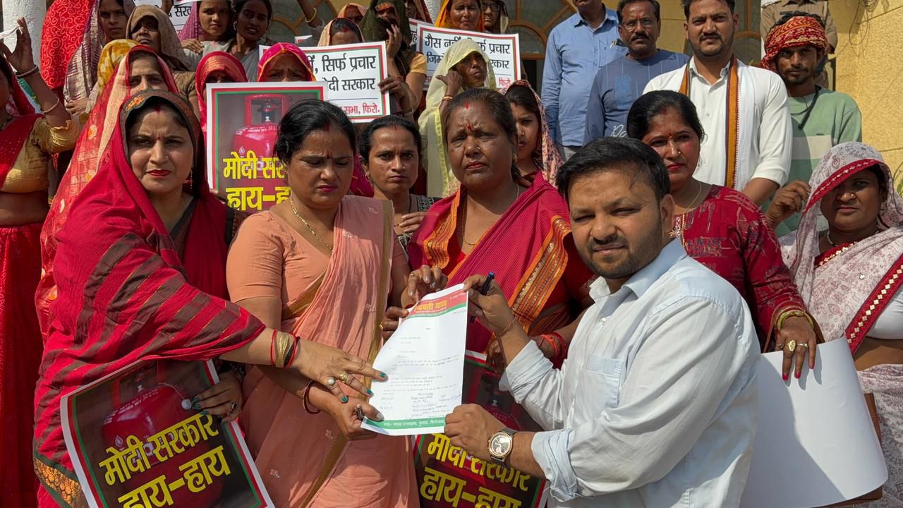 गैस सिलेंडर संकट पर सपा महिला सभा का हंगामा