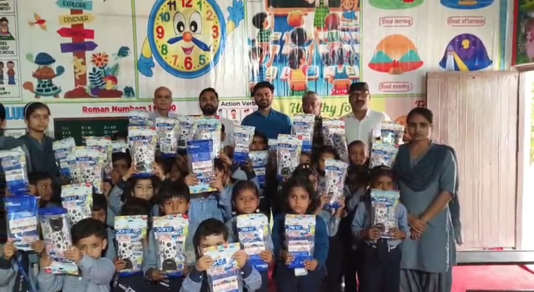 स्टार बॉन्डिंग के तहत बच्चों को मिली स्टेशनरी किट