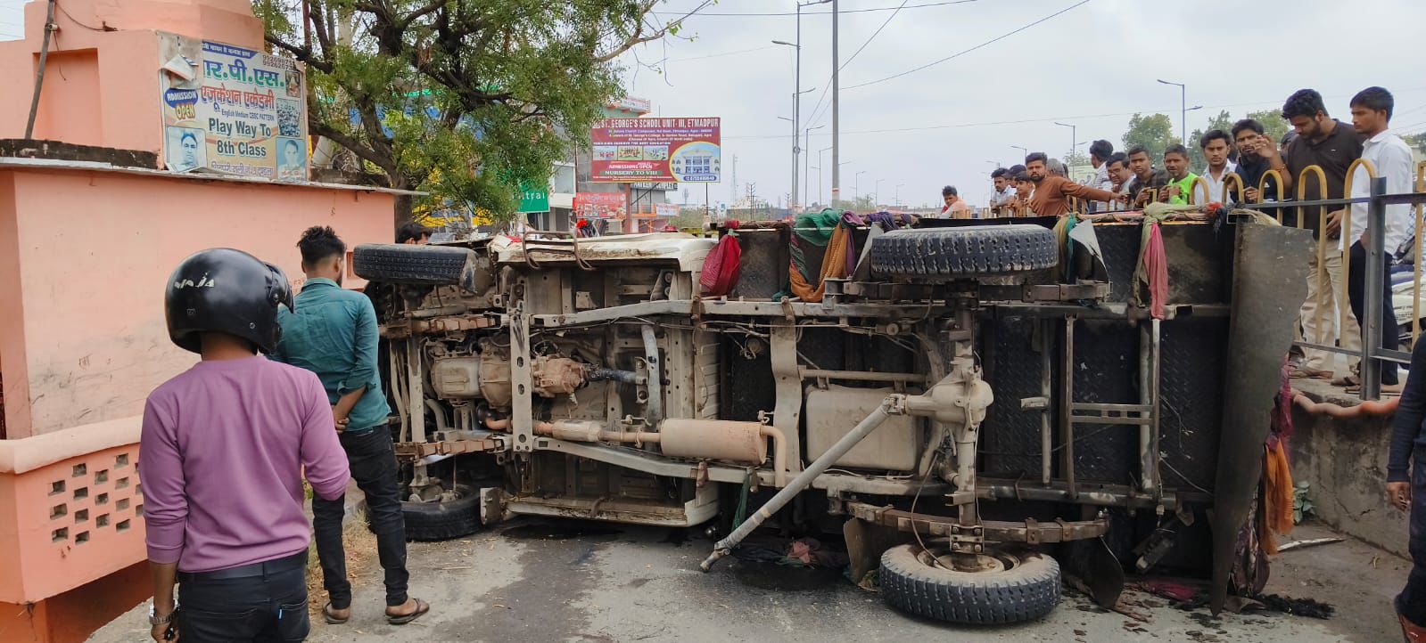 ब्रेक फेल होने से मैक्स पलटी, बड़ा हादसा टला