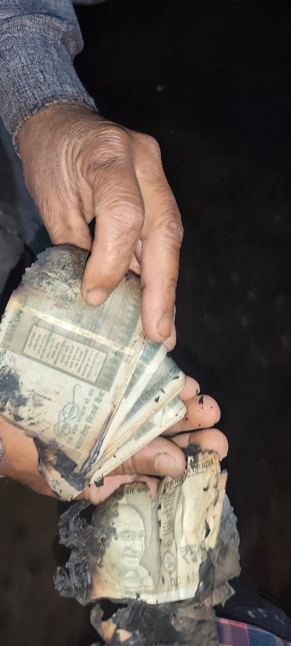 खैरगढ़ के गांव कुढ़ी में आग से गृहस्थी राख, डेढ़ लाख नकदी जली