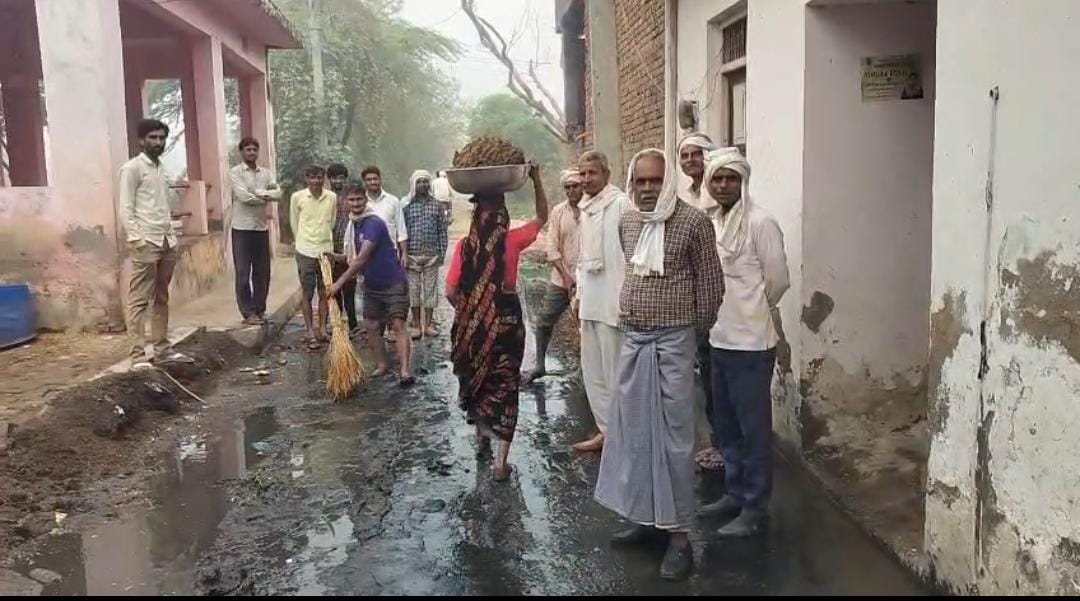 मंदिर परिसर के सामने गंदगी का अंबार श्रद्धालु परेशान