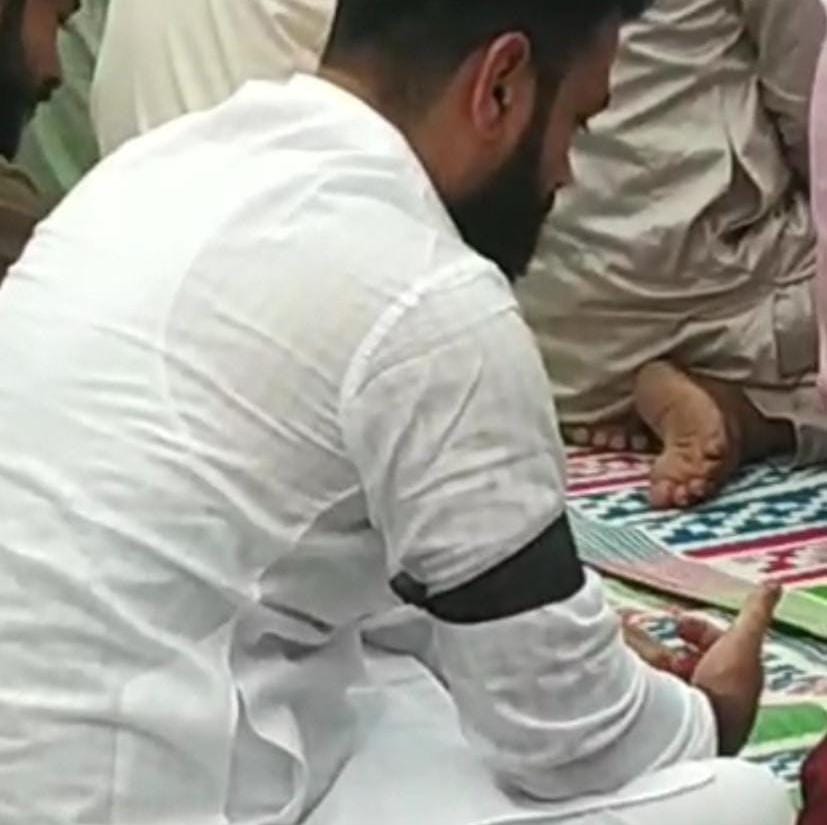 ईद पर शिया समुदाय का अनोखा प्रदर्शन, बांह पर काली पट्टी बांधकर अदा की नमाज