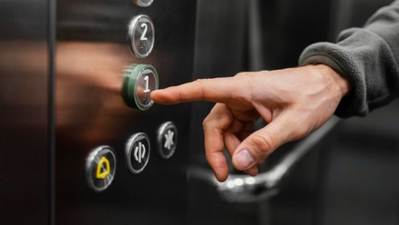 कोलकाता के एक अस्पताल में लिफ्ट में फंसने से एक व्यक्ति की मौत