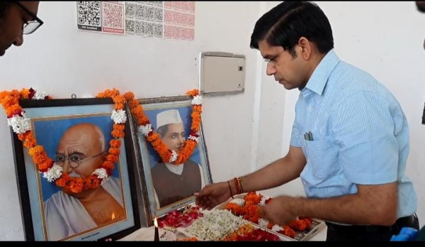 कलक्ट्रेट परिसर में मनाई गई महात्मा गॉंधी, लाल बहादुर शास्त्री की जयंती 