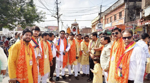 टूंडला में आदिनाथ भगवान की भव्य रथयात्रा, उमड़ा जनसैलाब