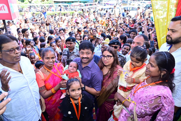 मंत्री नन्दी और पूर्व महापौर ने 344 परिवारों के 1490 बच्चों को कराई दीपावली की खरीदारी