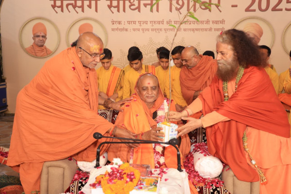 परमार्थ निकेतन में सत्संग साधना शिविर का शुभारम्भ : भक्तों ने मनाया पूज्य स्वामी जी का 76 वां जन्मोत्सव