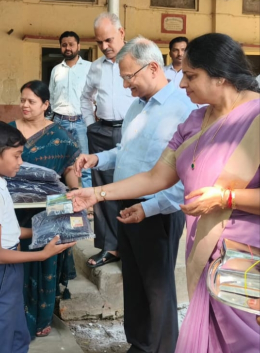 कुलपति ने लाला लाजपत राय पाठशाला विद्यार्थियों को स्वेटर वितरित किया