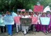 उन्नाव में छात्रा से अनुचित शारीरिक संपर्क के आरोप में चिकित्सा अधीक्षक के खिलाफ प्रदर्शन