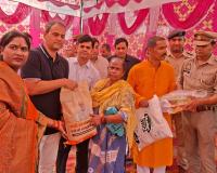 जिलाधिकारी ने शहर में भातू समुदाय के जरूरतमंदों को दी खाद्यान्न किट