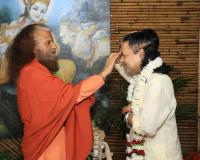 परमार्थ निकेतन दर्शनार्थ आये पद्मश्री आध्यात्मिक गायक कैलाश खेर