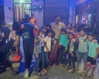 दीपावली पर चौकी इंचार्ज ने गरीब बच्चों के साथ मनाई खुशियां