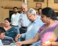 कुलपति ने लाला लाजपत राय पाठशाला विद्यार्थियों को स्वेटर वितरित किया