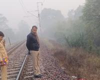 अमेठी में रेलवे ट्रैक के किनारे एक युवक का शव मिला, पहचान नहीं
