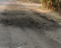 रेलवे कॉलोनी मार्ग पर गड्ढों में डाली रेल पटरियों से निकली सिल्ट