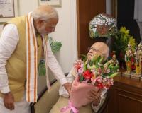 प्रधानमंत्री मोदी ने भाजपा के वरिष्ठ नेता आडवाणी से मुलाकात कर उन्हें जन्मदिन की शुभकामनाएं दीं