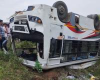 मप्र : यात्री बस के खाई में गिरने से दो महिलाओं की मौत, 38 लोग घायल 