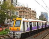 मुंबई में हार्बर लाइन की रेल पटरी के पास झुग्गियों में भीषण आग, बांद्रा-माहिम सेवा स्थगित