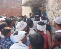 घंटों लाइन में लगने के बाद भी बिना खाद लिए लौटे किसान,भीड़ बेकाबू