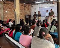 कोचिंग संस्थान पर साइबर अपराध की पम्पलैट बांटकर दी जानकारी 