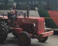 नाबालिक बच्चा चला रहा मिट्टी से भरा ट्रेक्टर, हादसे की संभावना 