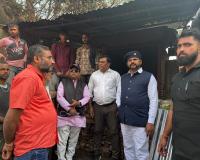 लक्की ट्रस्ट अतुर्रा के अध्यक्ष ने आग से हुए नुकसान के पीड़ित दुकानदारों को दी सहायता राशि 