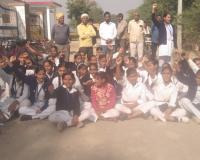राजकीय बालिका इंटर कॉलेज की छात्राएं सड़क पर बैठी, रो-रोकर बताया अपना दर्द
