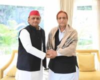 सपा प्रमुख अखिलेश यादव और आजम खां की मुलाकात, यह दल नहीं दिलों का रिश्ता है : तालिब