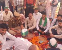 किसानों ने सर्विस रोड बनाने की मांग को लेकर धरना, किसानों के उत्पीड़न, बिचौलियों की भूमिका का आरोप