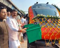 वंदे भारत एक्सप्रेस ट्रेन का लोकार्पण, हरी झंडी दिखाकर किया रवाना