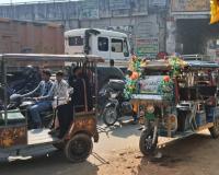 बिना रजिस्ट्रेशन ई-रिक्शा से यात्री परेशान, चौराहे पर लग रहा जाम