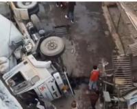 रेलवे ओवरब्रिज से 20 फिट नीचे गिरा मिक्सिंग प्लांट, लगभग एक दर्जन दुकानें छतिग्रस्त