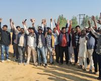 रिंग रोड पर अंडरपास को लेकर ग्रामीणों का धरना प्रदर्शन