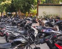 शहीदों की याद में बने स्मारक पर वाहन कब्ज़ा, पार्क में सैकड़ों बाइक खड़ी, अधिकारी मौन