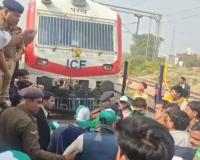 शिकोहाबाद स्टेशन पर किसानों का हंगामा, ट्रैक जाम; जीएम ने ज्ञापन लेकर शांत कराया