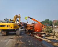 अनियंत्रित होकर हाईवे पर पलटा टैंकर, फैला शीरा 