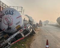 अनियंत्रित होकर पलटा एलपीजी गैस से भरा कैप्सूल ट्रक, बाल बाल बचा बड़ा हादसा