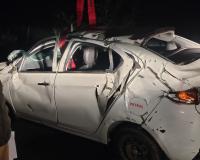 टाटा टैगोर कार अनियंत्रण होकर डिवाइडर से टकराई 