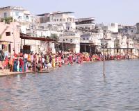 कार्तिक पूर्णिमा पर पुष्कर सरोवर में उमड़े श्रद्धालु